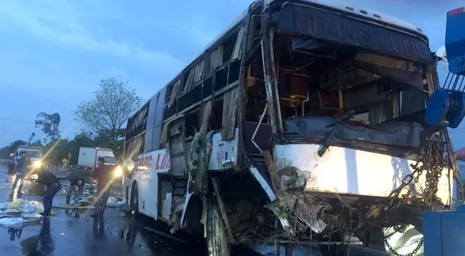 Sleeper bus overturns, kills 2 in Bình Thuận
