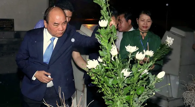 PM pays respect to fallen youth volunteers at Đồng Lộc T-junction