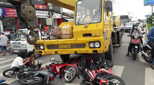 Stop at red light, motorcyclists crushed by crane truck