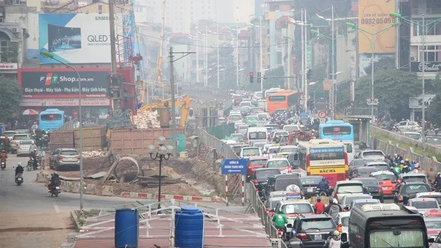 Construction of overpass lags behind schedule, causing serious congestion