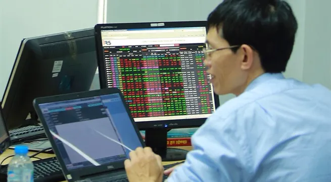 VN stocks slip on China-US trade fears