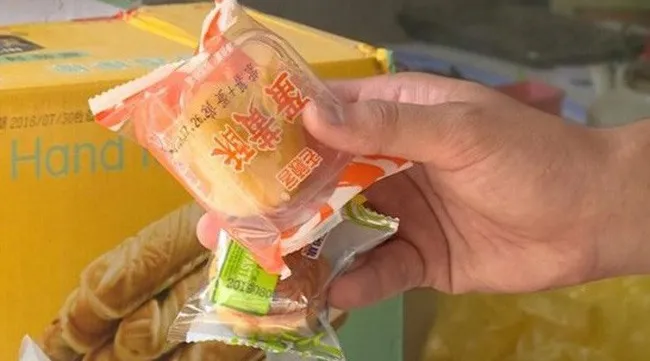 Police seize illegal mooncakes