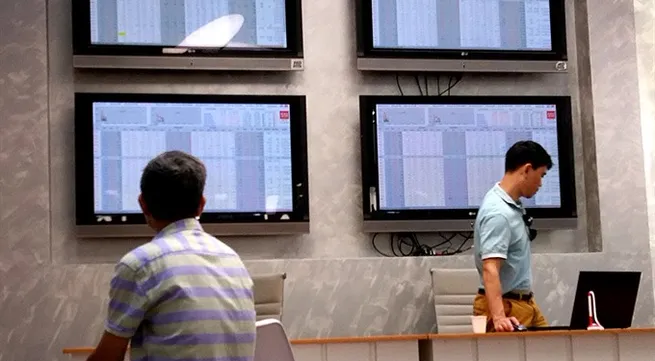 Markets fall on blue chip sales