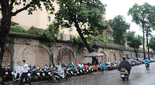 Illegal parking spaces should be temporarily permitted: experts