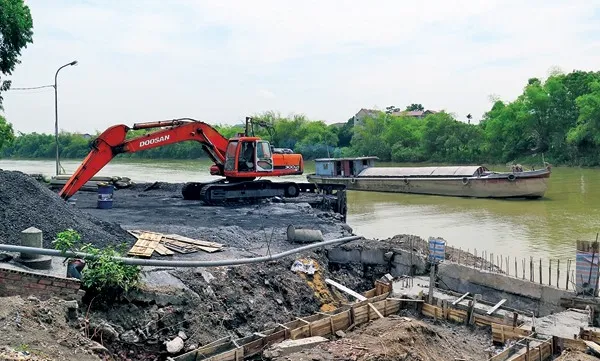 HCM City to suspend illegal inland waterway ports, wharves