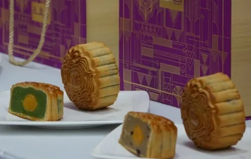 Moon cake makers start sales early this year