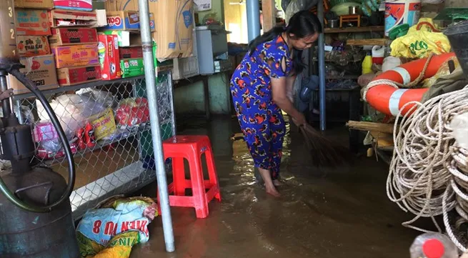 Floods isolate communes in Nghệ An
