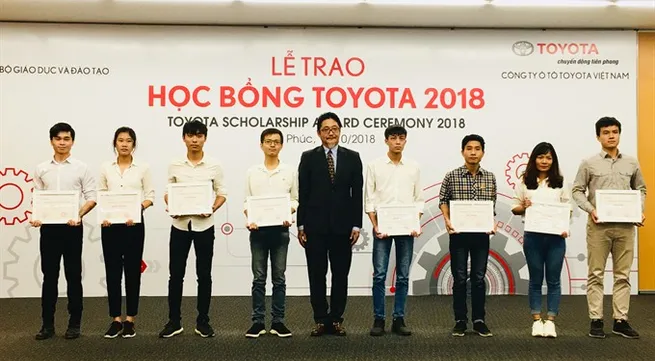 Toyota grants VNĐ690 million to excellent students