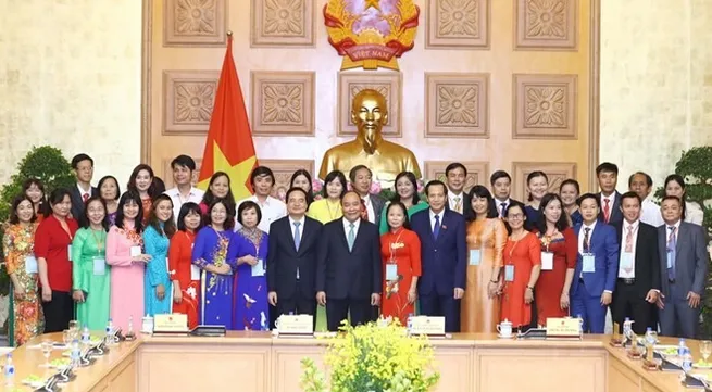 PM meets with Vietnamese educators