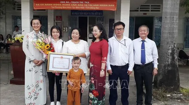 Scrap collector turns in handbag containing 84 million đồng to police