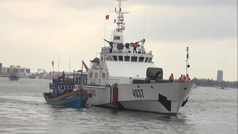 Fishermen rescued at sea off Quảng Bình