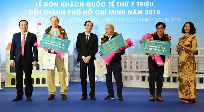 Vietnam Airlines welcome 7 millionth international passenger to HCM City