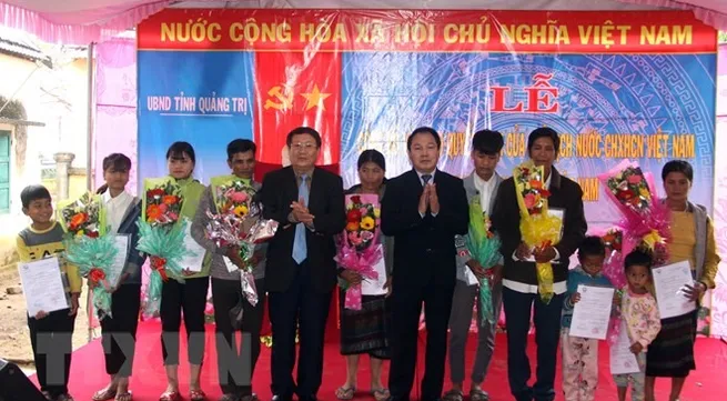 119 Lao people gain Vietnamese citizenship