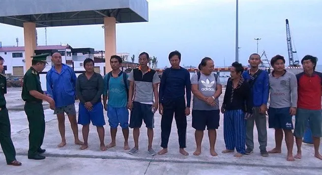 Bà Rịa-Vũng Tàu fishermen save 10 men after shipwreck