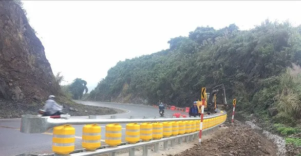 Roller barrier installed in Hoà Bình Province’s accident hotspot