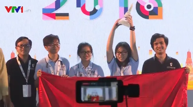 Vietnamese team wins high prizes at robot competition