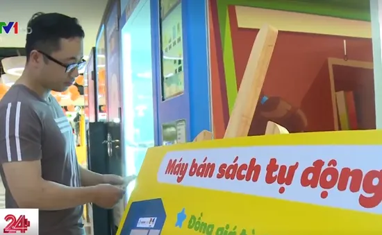 Book vending machine introduced to readers in HCMC