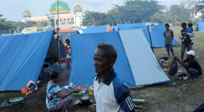 Indonesia steps up search for quake victims