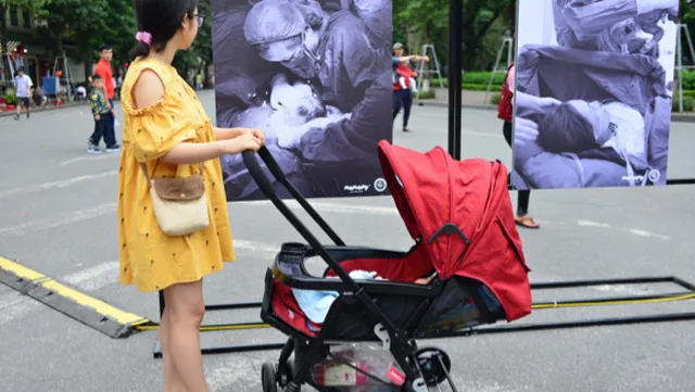 Photo exhibition on the moments of giving birth