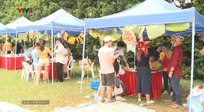 Vietnamese celebrates early Mid-Autumn Festival in Singapore