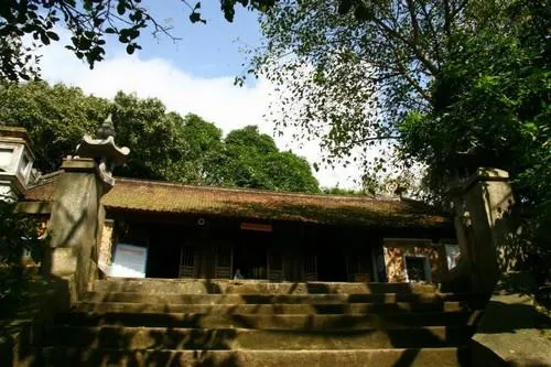 Over 100,000 visitor flock to Huong Tich pagoda