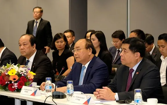 PM holds dialogue with Singaporean business leaders