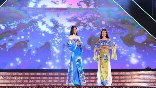 Ao Dai collection of young Tay ethnic designer introduced at brocade festival
