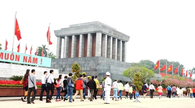 Thousands visit President Ho Chi Minh Mausoleum during Tet