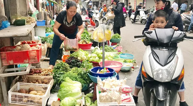 Food prices edge up after Tet due to low supply