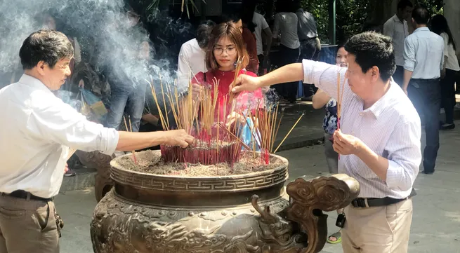 Over 30,000 visitors offer incense to commemorate Hung Kings during Tet