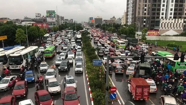 Hanoi: Heavy rains cause serious congestion during morning rush hour