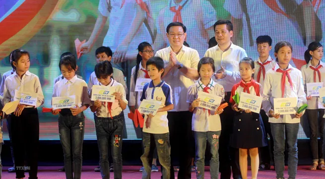 Deputy PM hands relief to needy students in Thai Binh