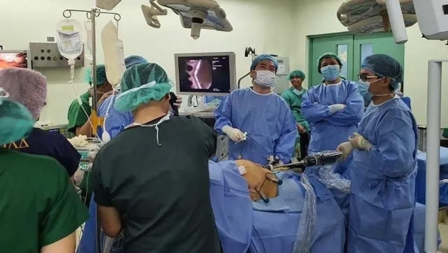 Vietnamese doctors support Filipino hospital with robot-assisted surgery