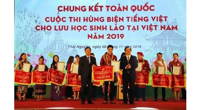 Winners of Vietnamese-language eloquence contest for Lao students honoured