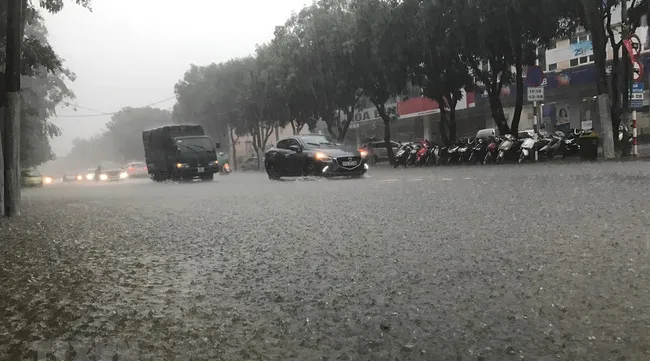 Heavy rain and flood warnings in central region