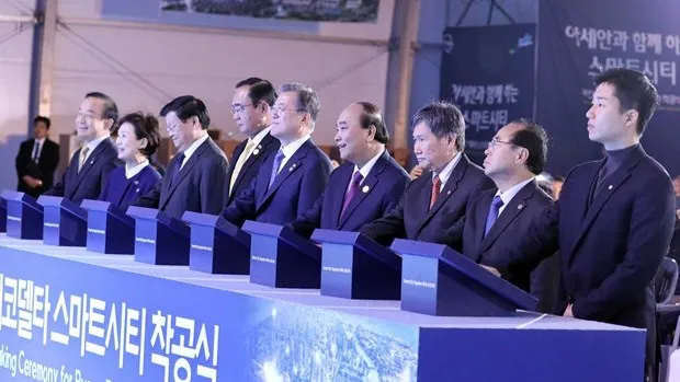 PM Nguyen Xuan Phuc attends groundbreaking ceremony of smart city in Busan