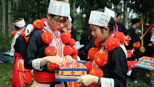 Decoration art in traditional costume of Red Dao people recognised as national heritage