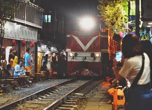 Hanoi urged to shut down café shops along railway tracks