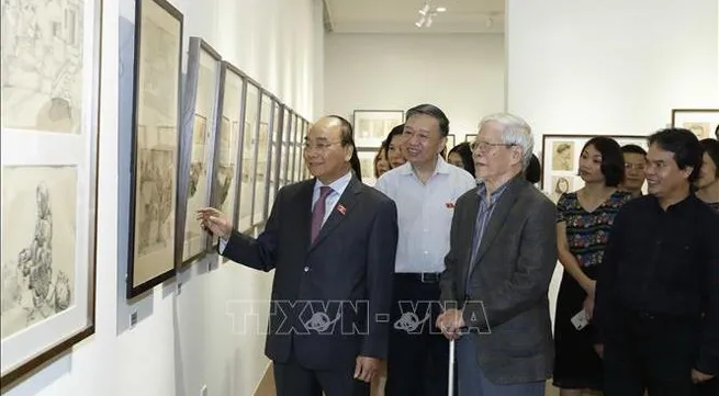 Prime Minister visits painting exhibition of People’s Artist Ngo Manh Lan