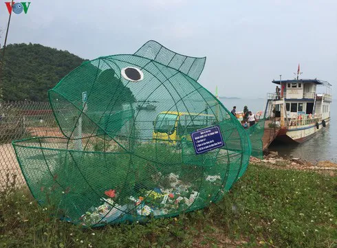 Fish-shaped bamboo dustbins help protect environment in Cai Chien island