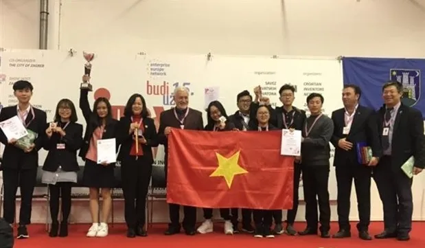 Vietnamese students win high prizes at international invention show