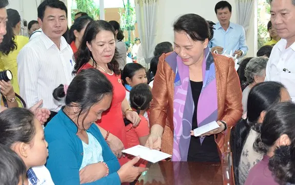 NA Chairwoman presents tet gifts to Can Tho residents