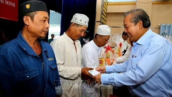 Deputy PM presents Tet gifts to policy beneficiaries, ethnic people