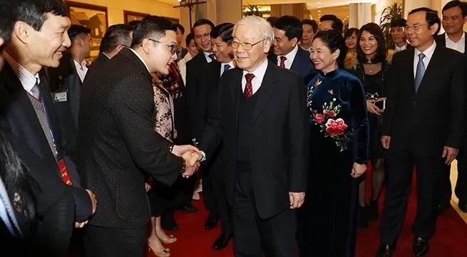 Party, State leader welcomes back overseas Vietnamese for Tet