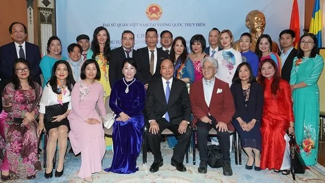 Prime Minister visits Vietnamese embassy staff, expatriates in Sweden