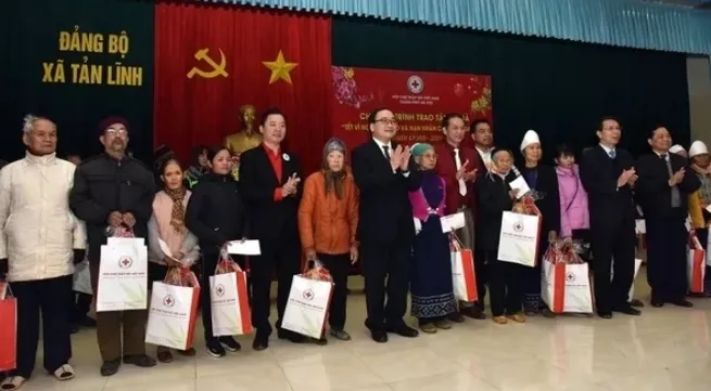 Tet gifts presented to policy beneficiaries in Hanoi, Hai Duong