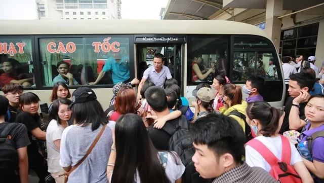 Bus stations crowded as people leave Hanoi for Hung Kings commemoration holiday