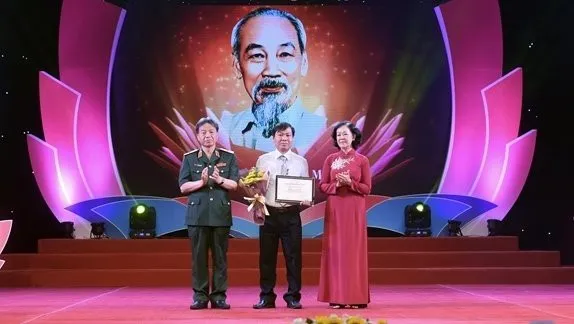 Winners of writing contest on simple and noble examples honoured