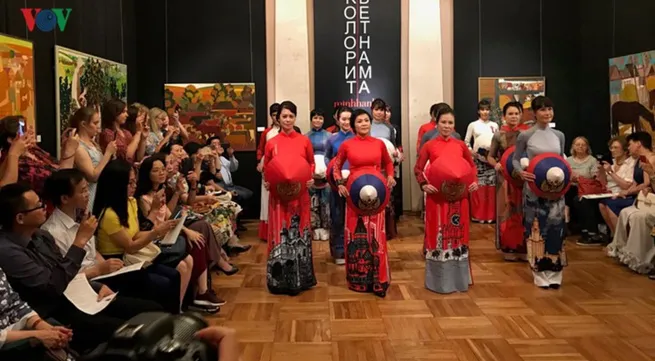Vietnamese “Ao dai” goes on display in Russia