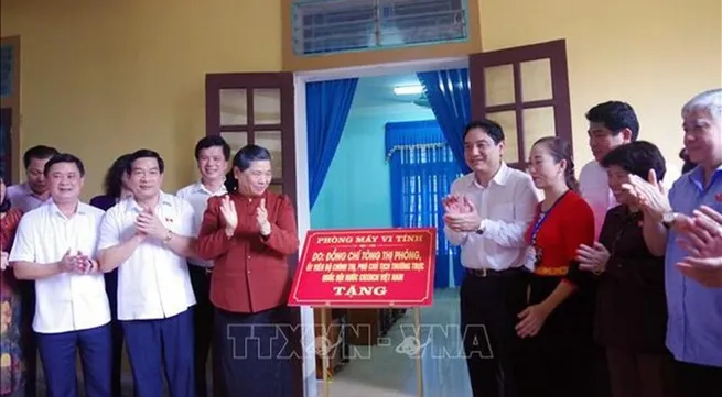 NA leader presents gifts to ethnic students